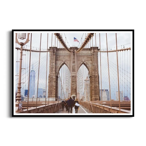 plakat-czarna-ramka-spacer-po-moscie-brooklyn-bridge.webp