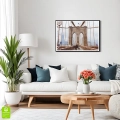 plakat-czarna-ramka-wnetrze-spacer-po-moscie-brooklyn-bridge.webp