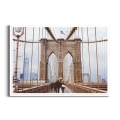 plakat-biala-ramka-spacer-po-moscie-brooklyn-bridge.webp
