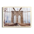 plakat-zlota-ramka-spacer-po-moscie-brooklyn-bridge.webp