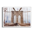 plakat-srebrna-ramka-spacer-po-moscie-brooklyn-bridge.webp