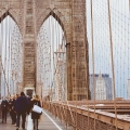 plakat-spacer-po-moscie-brooklyn-bridge-fragment.webp