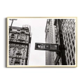 Plakat-wall-street-w-szarosciach-zlota-rama_web.webp
