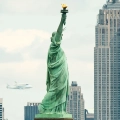 Plakat-statua-wolnosci-na-tle-nowego-jorku-fragment_web.webp