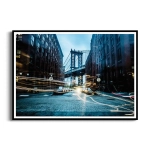 Plakat - Manhattan Bridge między budynkami