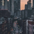 Plakat-manhattan-o-zmierzchu-fragment_web.webp