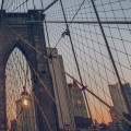 Plakat-most-brooklinski-stal-i-blekit-fragment_web.webp