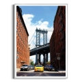 Plakat-zolta-taksowka-na-tle-manhattan-bridge-srebrna-rama_web.webp