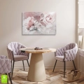 Obraz-na-szkle-poziom-wnetrze-romantyczne-roze-malarska-dekoracja-do-sypialni-styl-glamour-pudrowy-roz-biel_web.webp