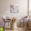 Obraz-na-szkle-kwadrat-wnetrze-romantyczne-roze-malarska-dekoracja-do-sypialni-styl-glamour-pudrowy-roz-biel_web.webp
