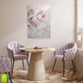Obraz-na-szkle-pion-wnetrze-romantyczne-roze-malarska-dekoracja-do-sypialni-styl-glamour-pudrowy-roz-biel_web.webp