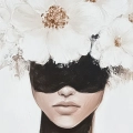 fototapeta-na-wymiar-kobieta-z-bialymi-kwiatami-artystyczny-portret-sypialnia-glamour-fragment_web.webp