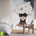 fototapeta-na-wymiar-kobieta-z-bialymi-kwiatami-artystyczny-portret-sypialnia-glamour-wnetrze-1_web.webp