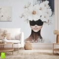 fototapeta-na-wymiar-kobieta-z-bialymi-kwiatami-artystyczny-portret-sypialnia-glamour-wnetrze-2_web.webp