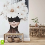 Fototapeta na wymiar - Kobieta z Białymi Kwiatami – Nowoczesna dekoracja do sypialni, styl artystyczny i glamour, portret z kwiatami, elegancka ściana w kolorze bieli i beżu