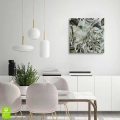 Obraz-na-szkle-kwadrat-wnetrze-nowoczesny-botaniczny-wzor-z-lisci-i-kwiatow-w-zgaszonej-zieleni_web.webp
