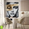 fototapeta-na-wymiar-kobiece-spojrzenie-artystyczny-portret-kobiety-glamour-nowoczesna-czarno-biala-kolor-zlota-wnetrze-1_web.webp