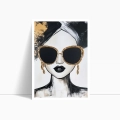 zestaw-2-plakatow-portrety-kobiety-okulary-zloto-glamour-jadalnia-2_webp.webp