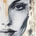 fototapeta-na-wymiar-zlota-harmonia-portret-twarzy-glamour-nowoczesna-fragment_web.webp