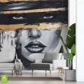 fototapeta-na-wymiar-portret-glamour-hipnotyzujace-spojrzenie-modern-art-czarno-biala-zloto-wnetrze-1_web.webp
