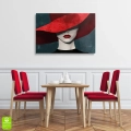 Obraz-na-szkle-poziom-wnetrze-kobieta-w-czerwonym-kapeluszu_web.webp