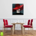 Obraz-na-szkle-kwadrat-wnetrze-kobieta-w-czerwonym-kapeluszu_web.webp