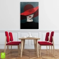 Obraz-na-szkle-pion-wnetrze-kobieta-w-czerwonym-kapeluszu_web.webp