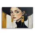 Obraz-na-szkle-poziom-przod-zlota-elegancja-portret-kobiety-w-czarnym-kapeluszu_web.webp