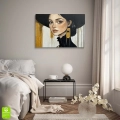Obraz-na-szkle-poziom-wnetrze-zlota-elegancja-portret-kobiety-w-czarnym-kapeluszu_web.webp