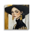 Obraz-na-szkle-kwadrat-przod-zlota-elegancja-portret-kobiety-w-czarnym-kapeluszu_web.webp