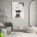 Plakat-rama-drewniana-wnetrze-kobieta-z-bialymi-kwiatami_web.webp