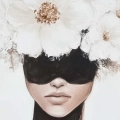 Plakat-fragment-kobieta-z-bialymi-kwiatami_web.webp