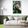 Obraz-plotno-pion-wnetrze-kobieta-szmaragdowa-suknia_web.webp