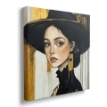 Obraz-na-plotnie-kwadrat-bok-zlota-elegancja-portret-kobiety-w-czarnym-kapeluszu_web.webp