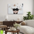 Obraz-na-plotnie-poziom-wnetrze-kobieta-z-bialymi-kwiatami_web.webp