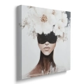 Obraz-na-plotnie-kwadrat-bok-kobieta-z-bialymi-kwiatami_web.webp