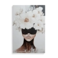 Obraz-na-plotnie-pion-kobieta-z-bialymi-kwiatami_web.webp