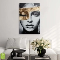 Obraz-na-szkle-pion-wnetrze-kobiece-spojrzenie-artystyczny-portret-kobiety_web.webp