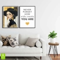 zestaw-2-plakatow-kobieta-kapelusz-napis-motywacyjny-zloto-glamour-wnetrze_web.webp