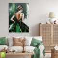 Obraz-na-szkle-pion-wnetrze-kobieta-szmaragdowa-suknia_web.webp