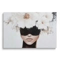 Obraz-na-szkle-poziom-kobieta-z-bialymi-kwiatami_web.webp