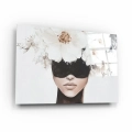 Obraz-na-szkle-poziom-bok-kobieta-z-bialymi-kwiatami_web.webp