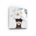 Obraz-na-szkle-kwadrat-bok-kobieta-z-bialymi-kwiatami_web.webp