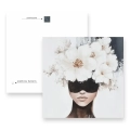 Obraz-na-szkle-kwadrat-wieszak-kobieta-z-bialymi-kwiatami_web.webp