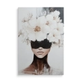 Obraz-na-szkle-pion-kobieta-z-bialymi-kwiatami_web.webp