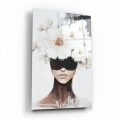 Obraz-na-szkle-pion-bok-kobieta-z-bialymi-kwiatami_web.webp
