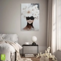 Obraz-na-szkle-pion-wnetrze-kobieta-z-bialymi-kwiatami_web.webp