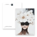 Obraz-na-szkle-pion-wieszak-kobieta-z-bialymi-kwiatami_web.webp
