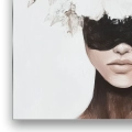 Obraz-na-szkle-krawedz-kobieta-z-bialymi-kwiatami_web.webp