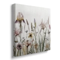 Obraz-na-plotnie-kwadrat-bok-eteryczna-laka-polne-trawy-i-kwiaty_web.webp